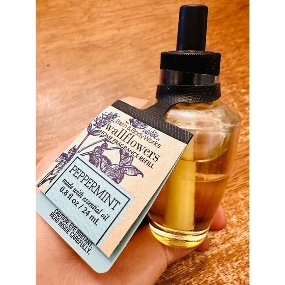 New Bath & Body Works Peppermint Scented Wallflower Refill .8 fl oz - Picture 1 of 4